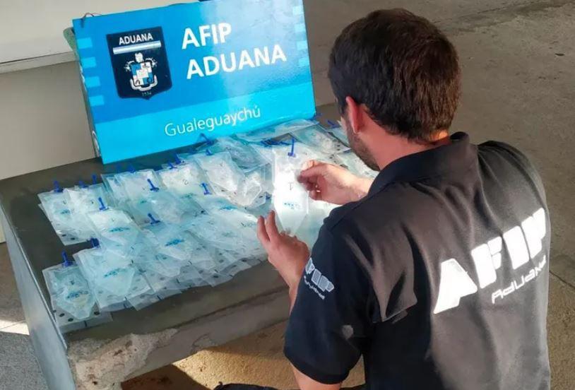 Aduana descubrioacute que un hombre llevaba 6 litros de semen porcino ocultos en su equipaje