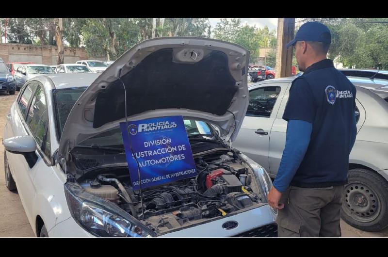 Recuperan en Santiago un auto que habiacutea sido robado en Coacuterdoba