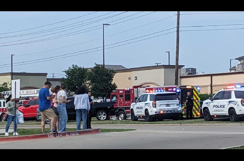 Un tiroteo dejoacute varios heridos en un centro comercial de Texas