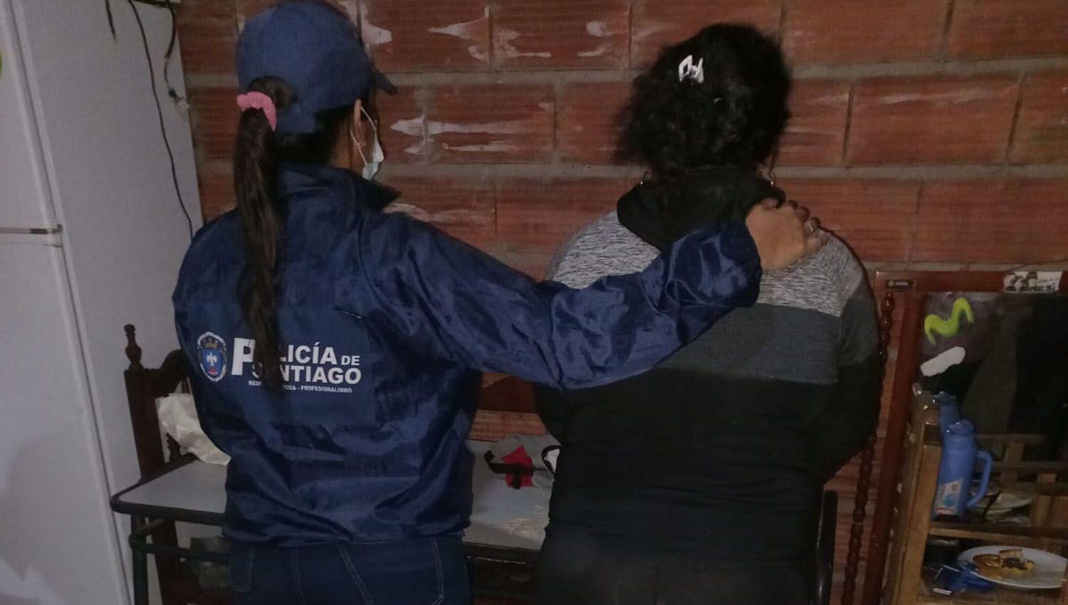 Detienen a una mujer y secuestran cocaiacutena lista para vender y maacutes de  250000