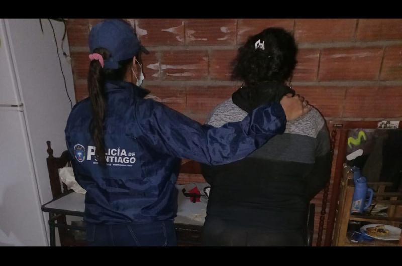 Detienen a una mujer y secuestran cocaiacutena lista para vender y maacutes de  250000