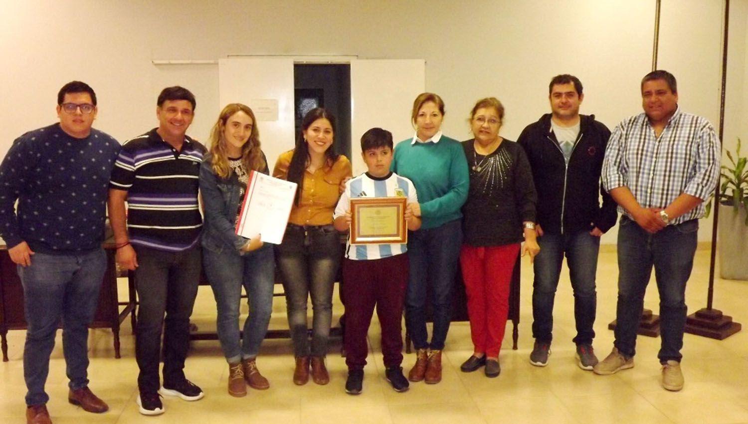 Jahir Eliacuteas el nintildeo fernandense campeoacuten de BMX recibioacute una placa de reconocimiento