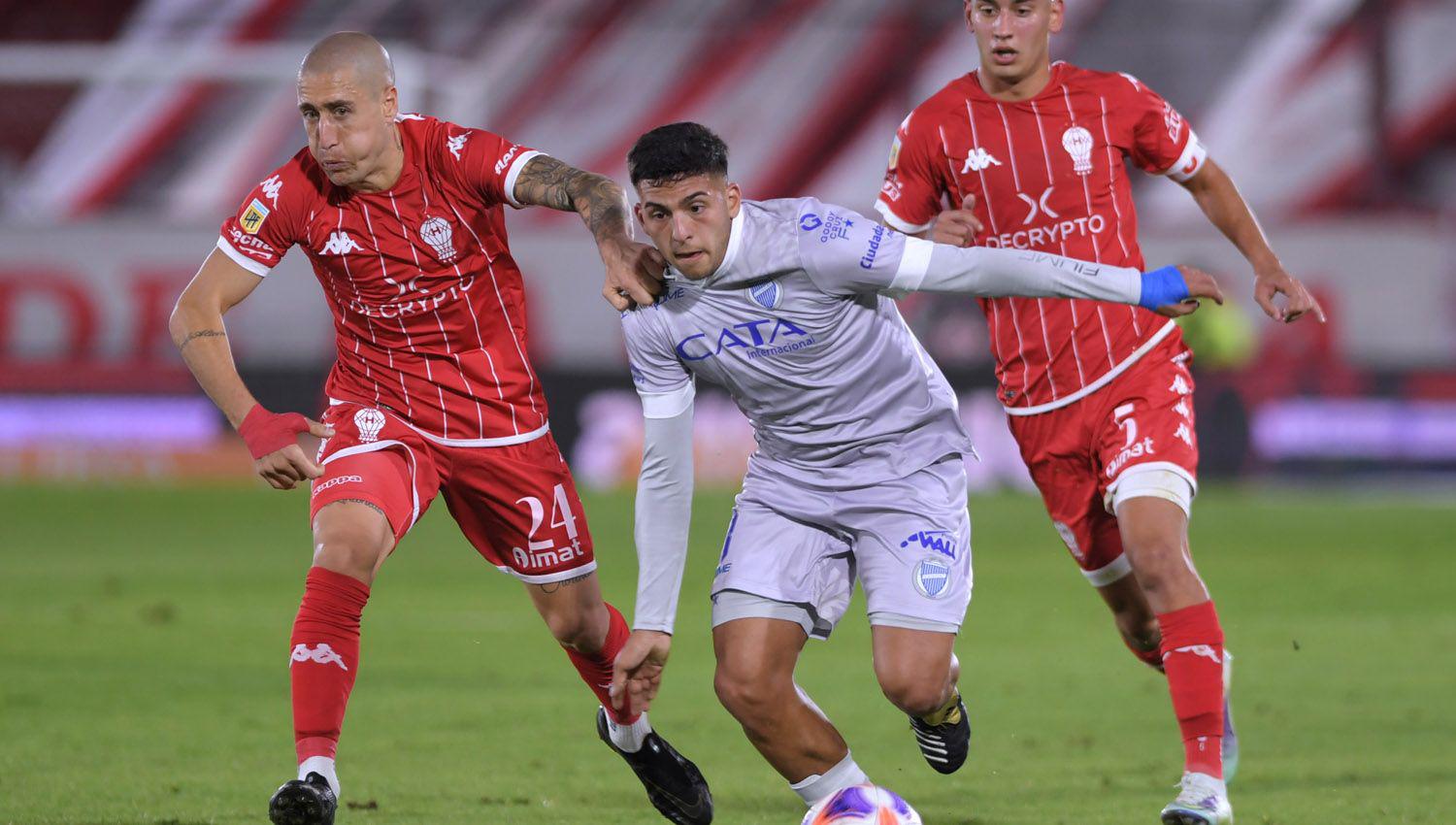 Con uno menos Huracaacuten empatoacute ante el Tomba en el debut de Battaglia