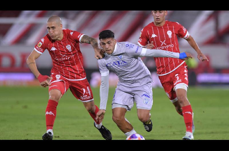 Con uno menos Huracaacuten empatoacute ante el Tomba en el debut de Battaglia