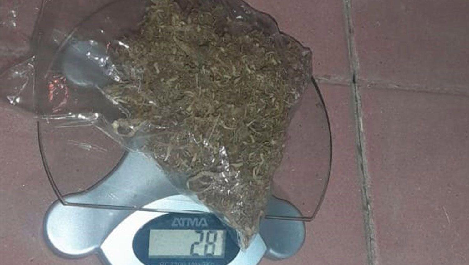 Para evitar que se lo lleve la policiacutea descartoacute la marihuana al techo de una iglesia