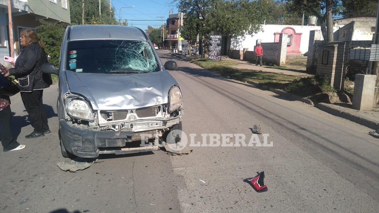 Fuerte choque alteroacute la mantildeana en el barrio Coloacuten- un motociclista fue trasladado de urgencia al hospital