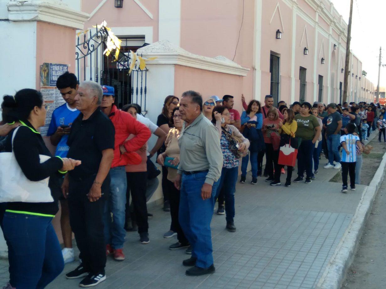 VIDEO Una multitud de fieles arriba al Santuario de Villa Mailiacuten para tomar gracia