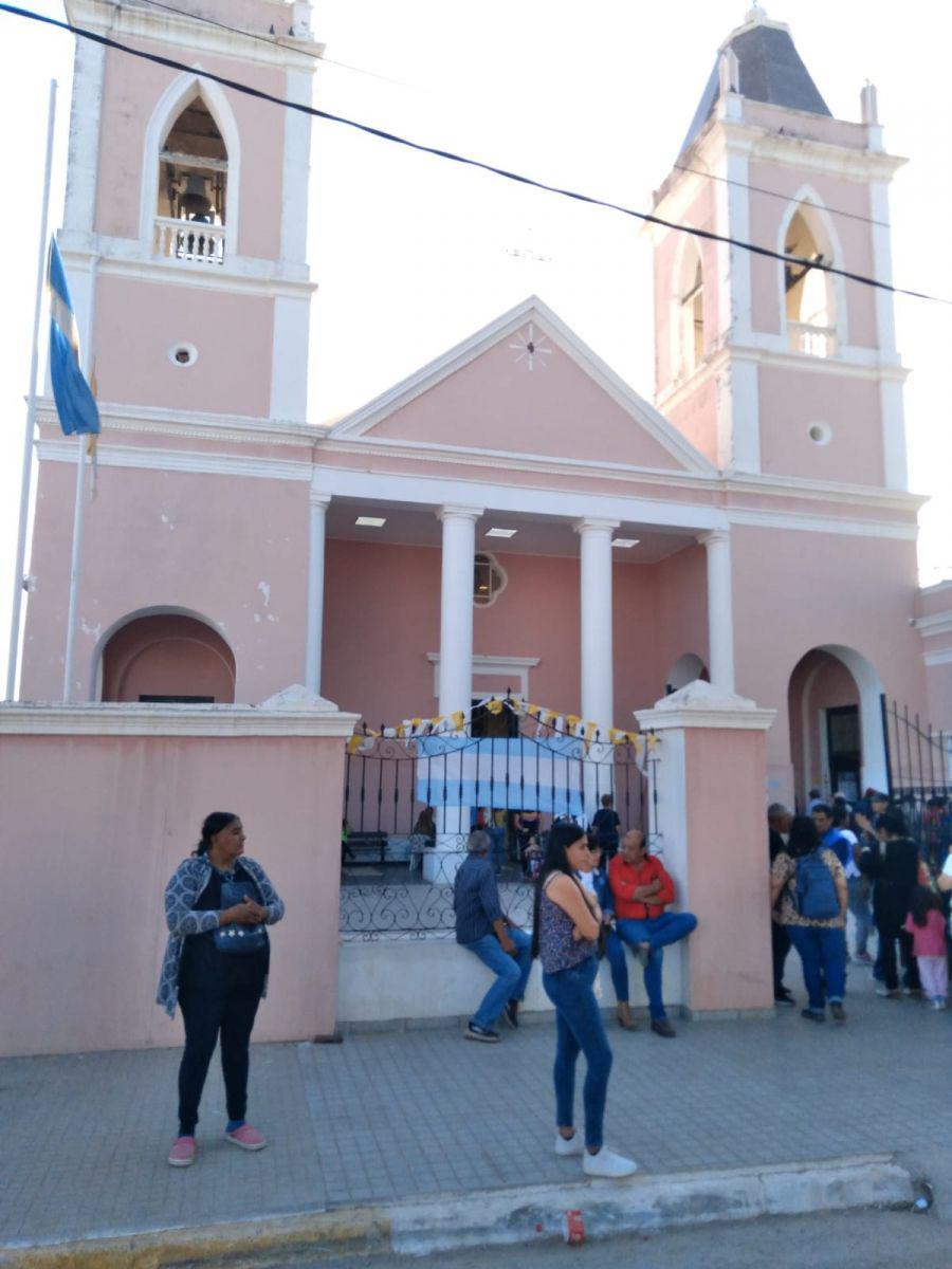 VIDEO Una multitud de fieles arriba al Santuario de Villa Mailiacuten para tomar gracia