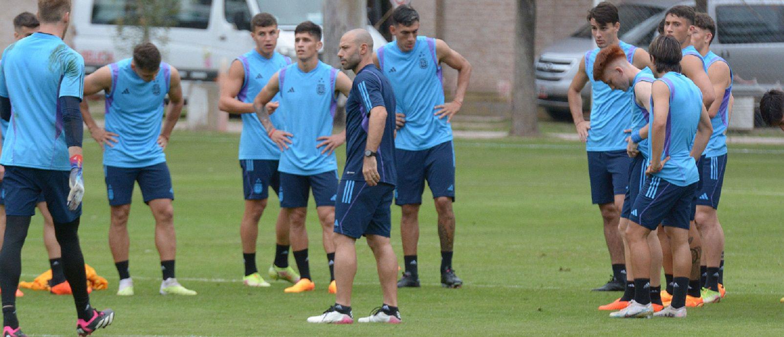 PREVIA Javier Mascherano dirigió ayer la última pr�ctica en el predio de Central Córdoba ubicado en El Zanjón El Jefecito no confirmó la alineación titular para enfrentar a los campeones asi�ticos en el estadio Único Madre de Ciudades

