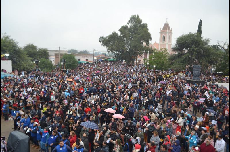 Mailiacuten colmado de fieles a pesar de la lluvia y las bajas temperaturas