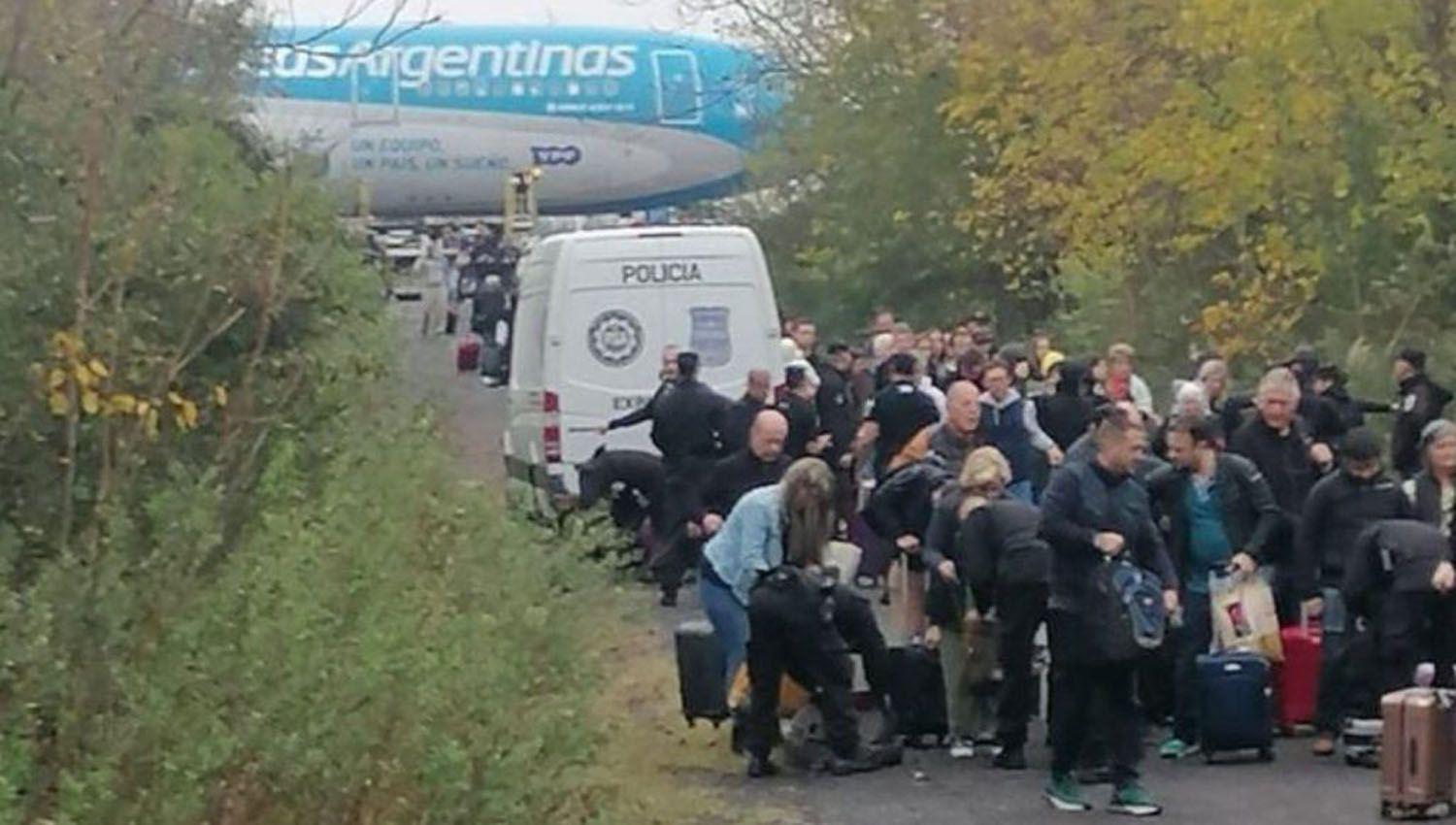 Amenaza de bomba en Ezeiza- terminoacute el operativo y el avioacuten de Aeroliacuteneas despegoacute hacia Miami