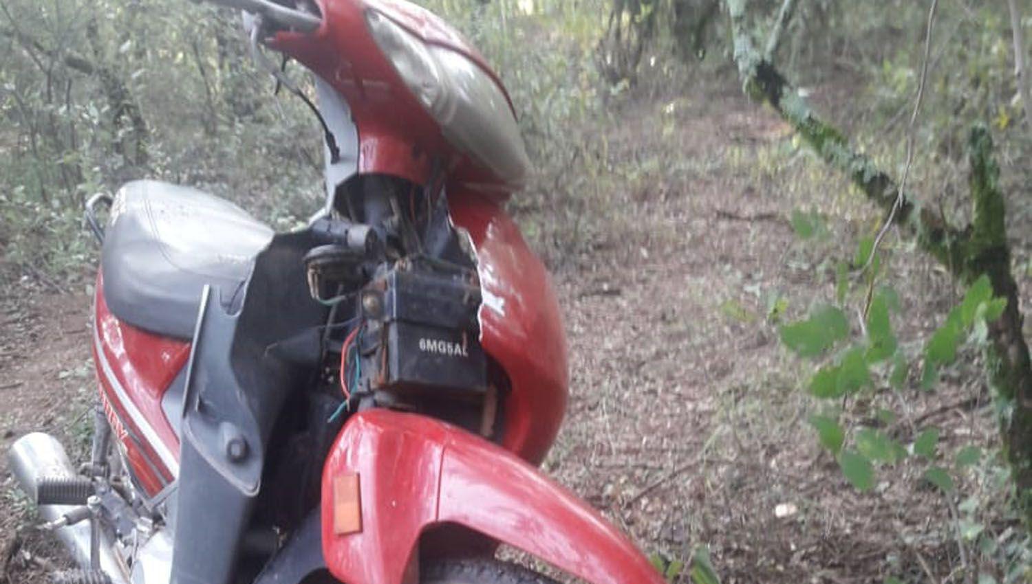 Encontraron una moto robada abandonada en el monte