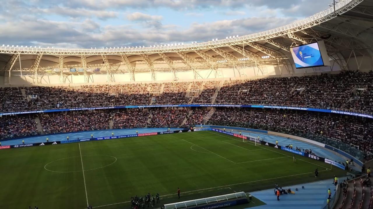 El estadio Uacutenico Madre de Ciudades reacondiciona el ceacutesped y se prepara para los proacuteximos partidos