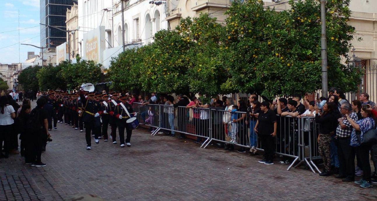 FOTOS  Se realizoacute el desfile Ciacutevico-Militar ante un gran marco de puacuteblico santiaguentildeo