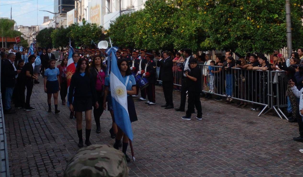 FOTOS  Se realizoacute el desfile Ciacutevico-Militar ante un gran marco de puacuteblico santiaguentildeo