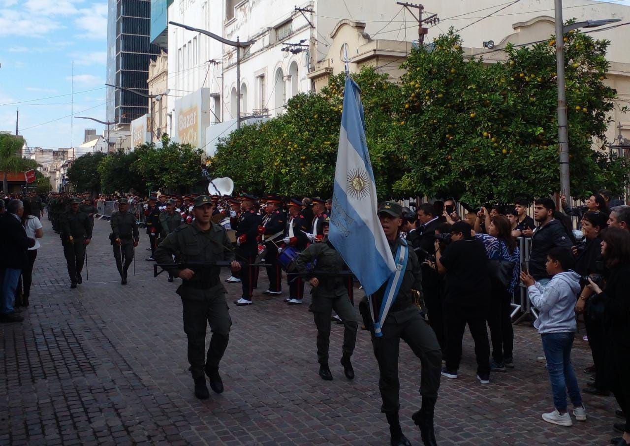 FOTOS  Se realizoacute el desfile Ciacutevico-Militar ante un gran marco de puacuteblico santiaguentildeo