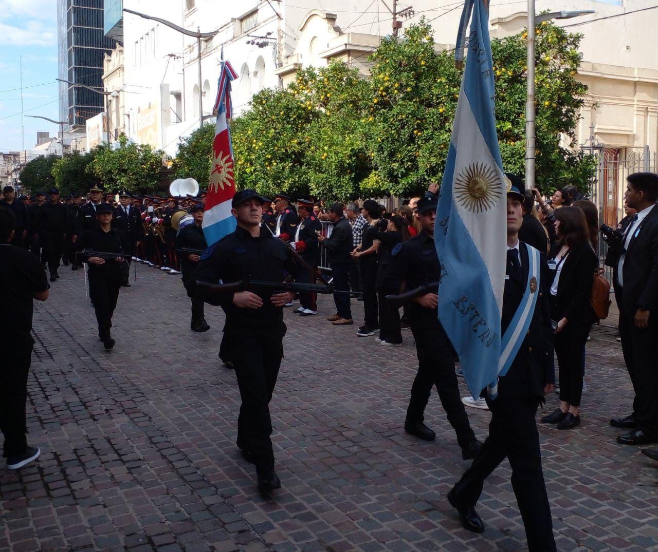 FOTOS  Se realizoacute el desfile Ciacutevico-Militar ante un gran marco de puacuteblico santiaguentildeo