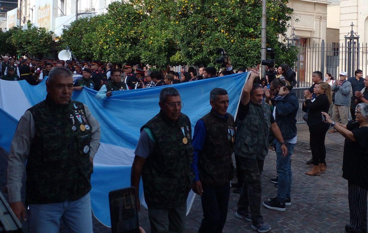 FOTOS  Se realizoacute el desfile Ciacutevico-Militar ante un gran marco de puacuteblico santiaguentildeo