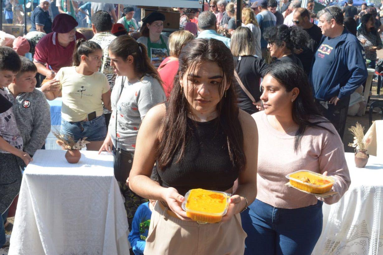 Turistas y vecinos disfrutan del VIII Concurso de Asado con Cuero y Locro en Sumampa