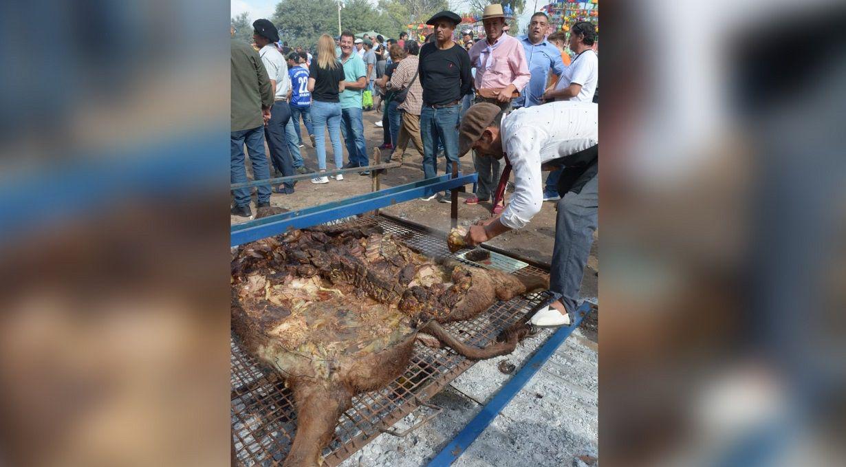 Turistas y vecinos disfrutan del VIII Concurso de Asado con Cuero y Locro en Sumampa