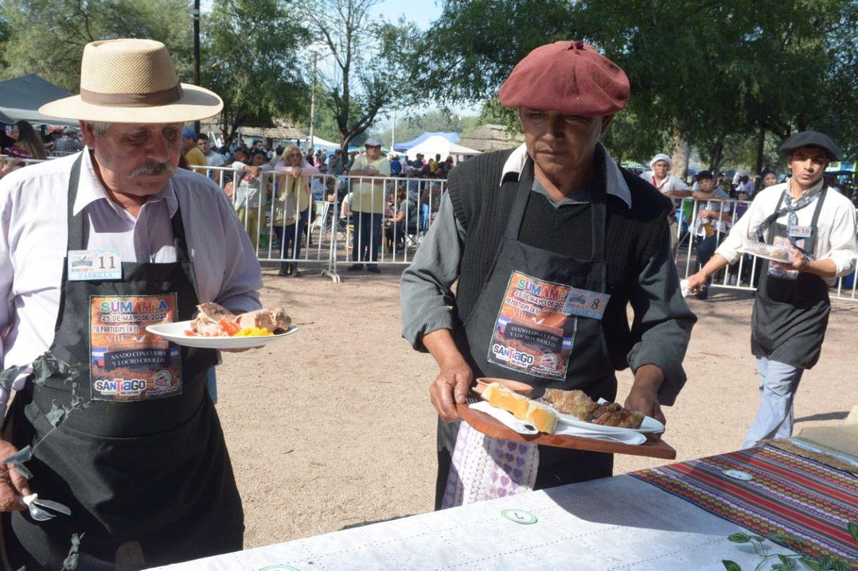 Turistas y vecinos disfrutan del VIII Concurso de Asado con Cuero y Locro en Sumampa