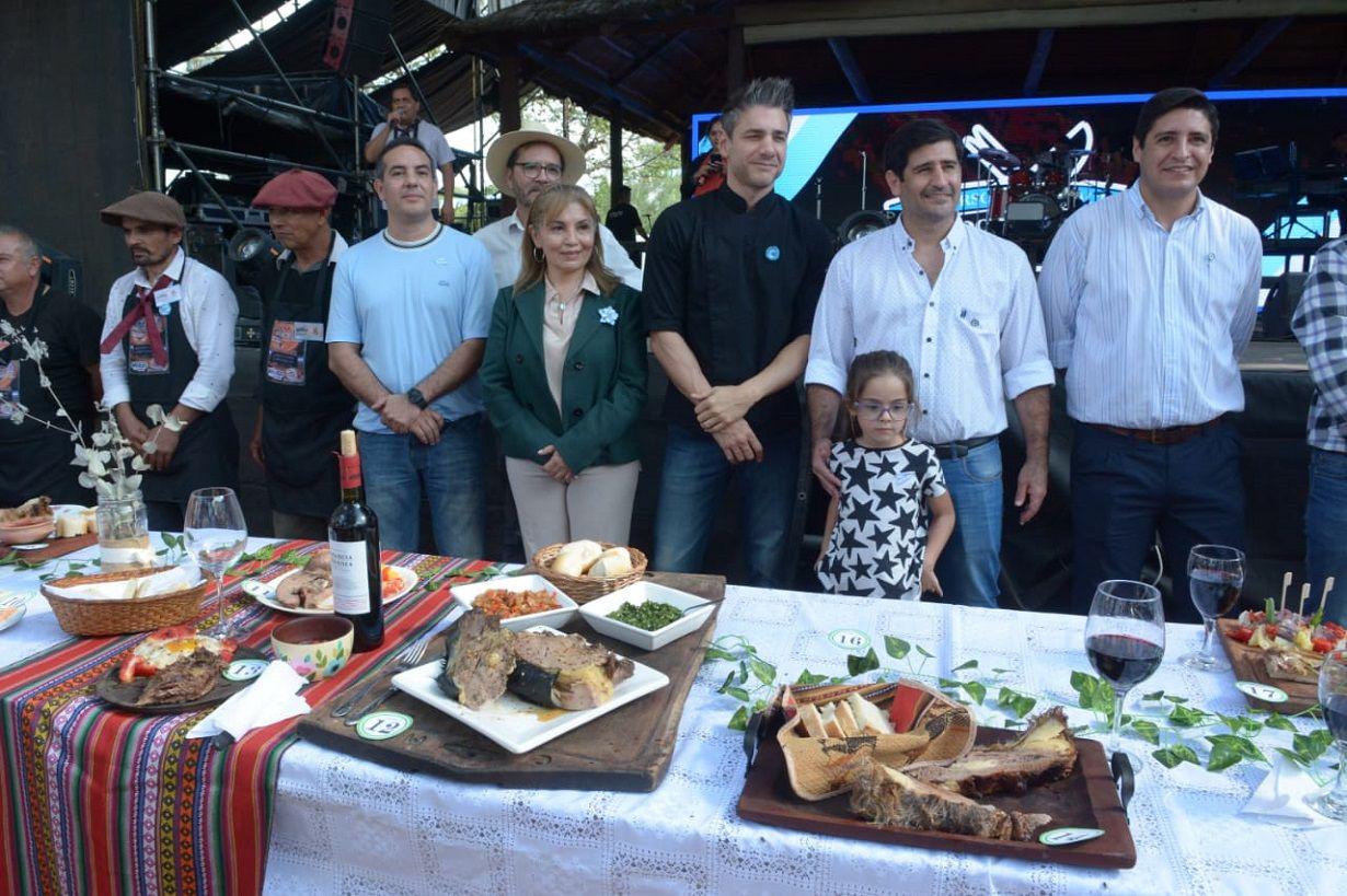 Turistas y vecinos disfrutan del VIII Concurso de Asado con Cuero y Locro en Sumampa