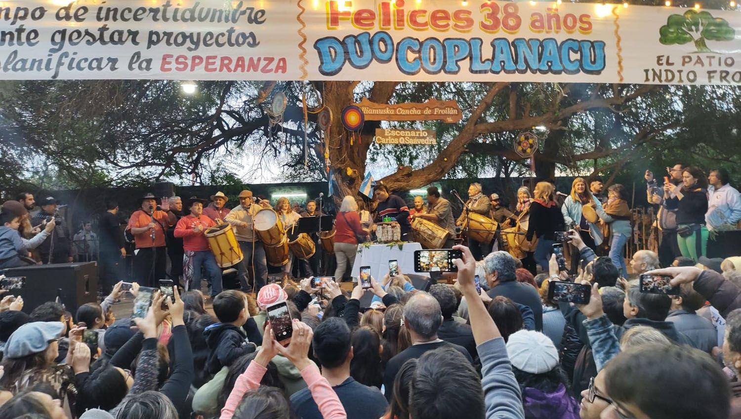 FOTOS Y VIacuteDEOS- Los Copla festejaron sus 38 antildeos con un multitudinario show en el Patio del Indio Froilaacuten