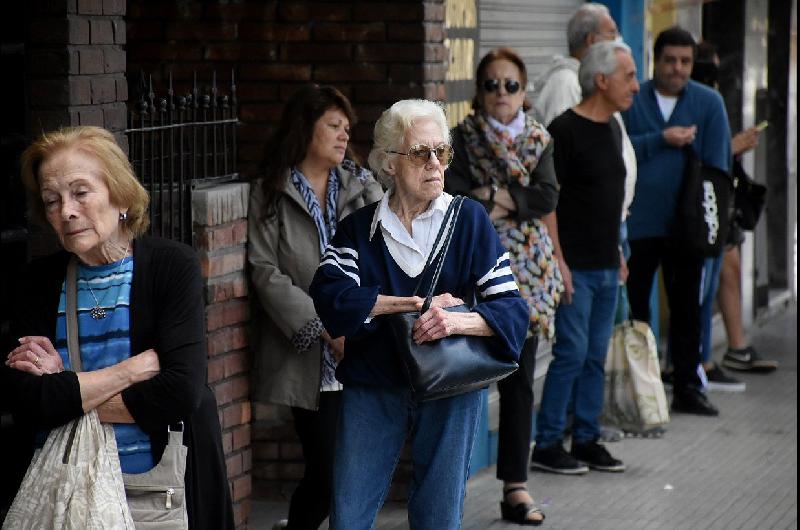 Con el bono de Anses- cuaacutento cobraraacuten los jubilados y pensionados en junio julio y agosto