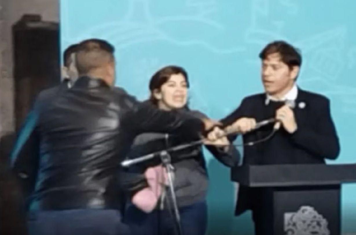 VIDEO  A los gritos una mujer increpoacute a Kicillof en pleno acto y fue retirada por la custodia