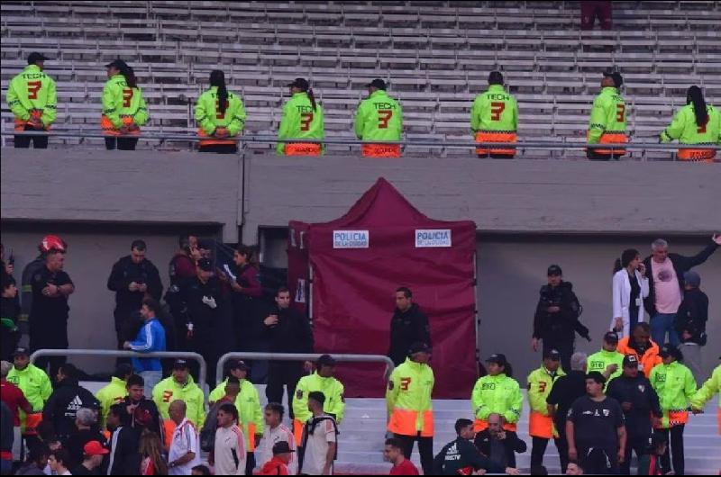 Asiacute fue el homenaje de River para el hincha que murioacute al caer de una tribuna