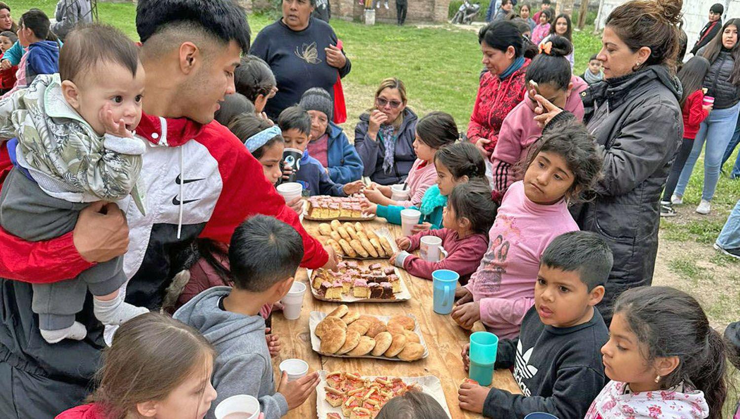 Leo Sequeira organizoacute una merienda solidaria en su barrio natal de La Banda