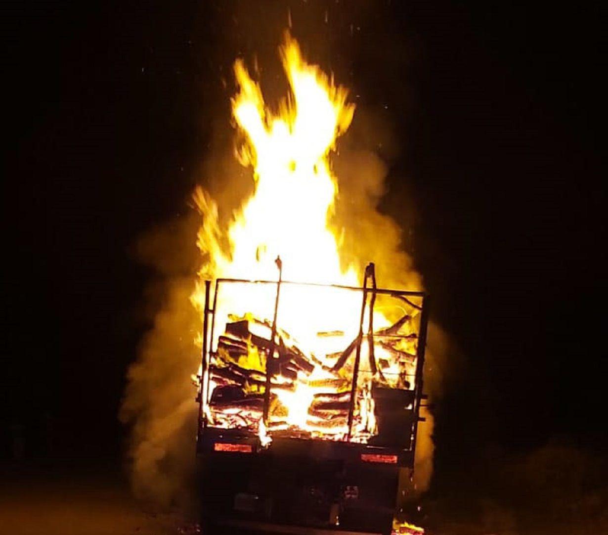 Incendio consumioacute un cargamento de lentildea que transportaba un camioacuten