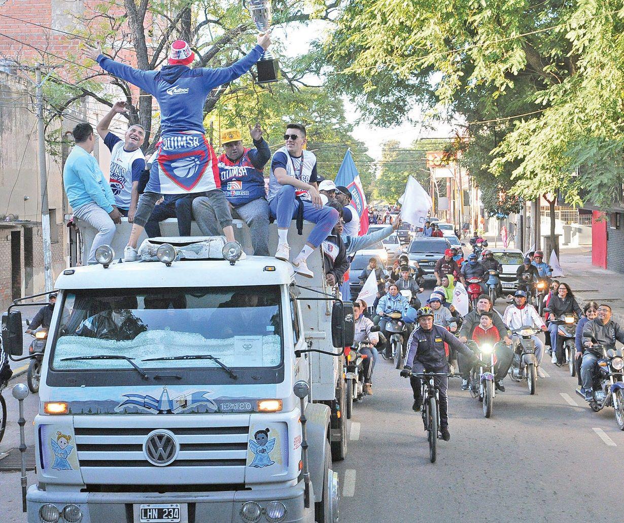 EL CAMPEOacuteN DEL PUEBLO- QUIMSA CELEBROacute POR LAS CALLES A LO GRANDE