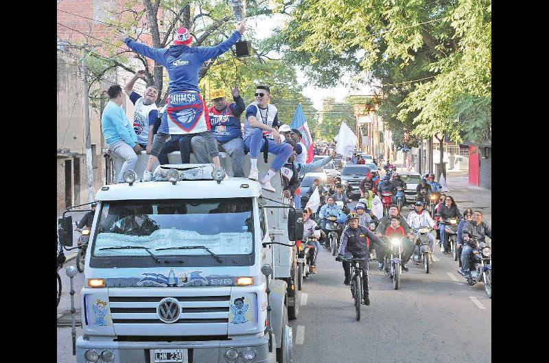 EL CAMPEOacuteN DEL PUEBLO- QUIMSA CELEBROacute POR LAS CALLES A LO GRANDE