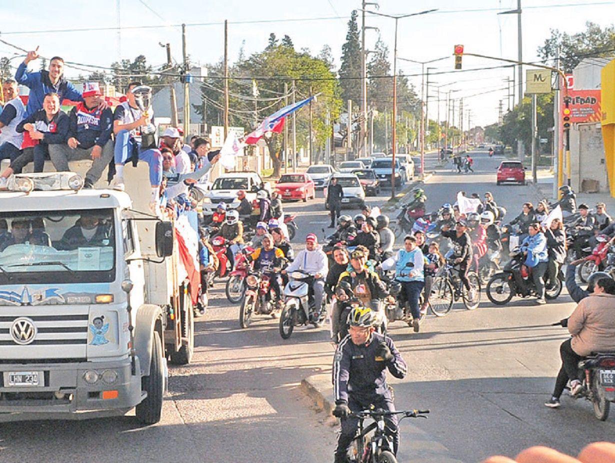 EL CAMPEOacuteN DEL PUEBLO- QUIMSA CELEBROacute POR LAS CALLES A LO GRANDE