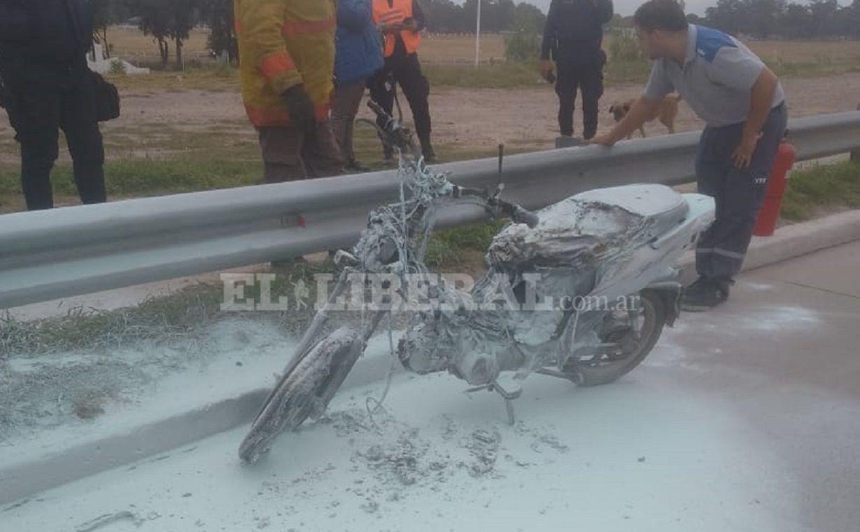 Susto en plena siesta- se prendioacute fuego una moto y un playero evitoacute que pasara a mayores