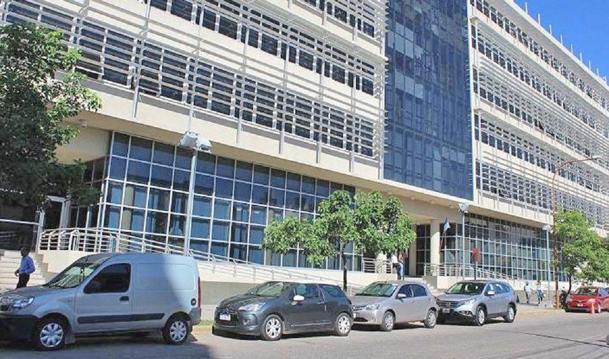 Condenan a 17 antildeos a depravado por violar a su hijastra a su hija y a una vecinita de eacutesta