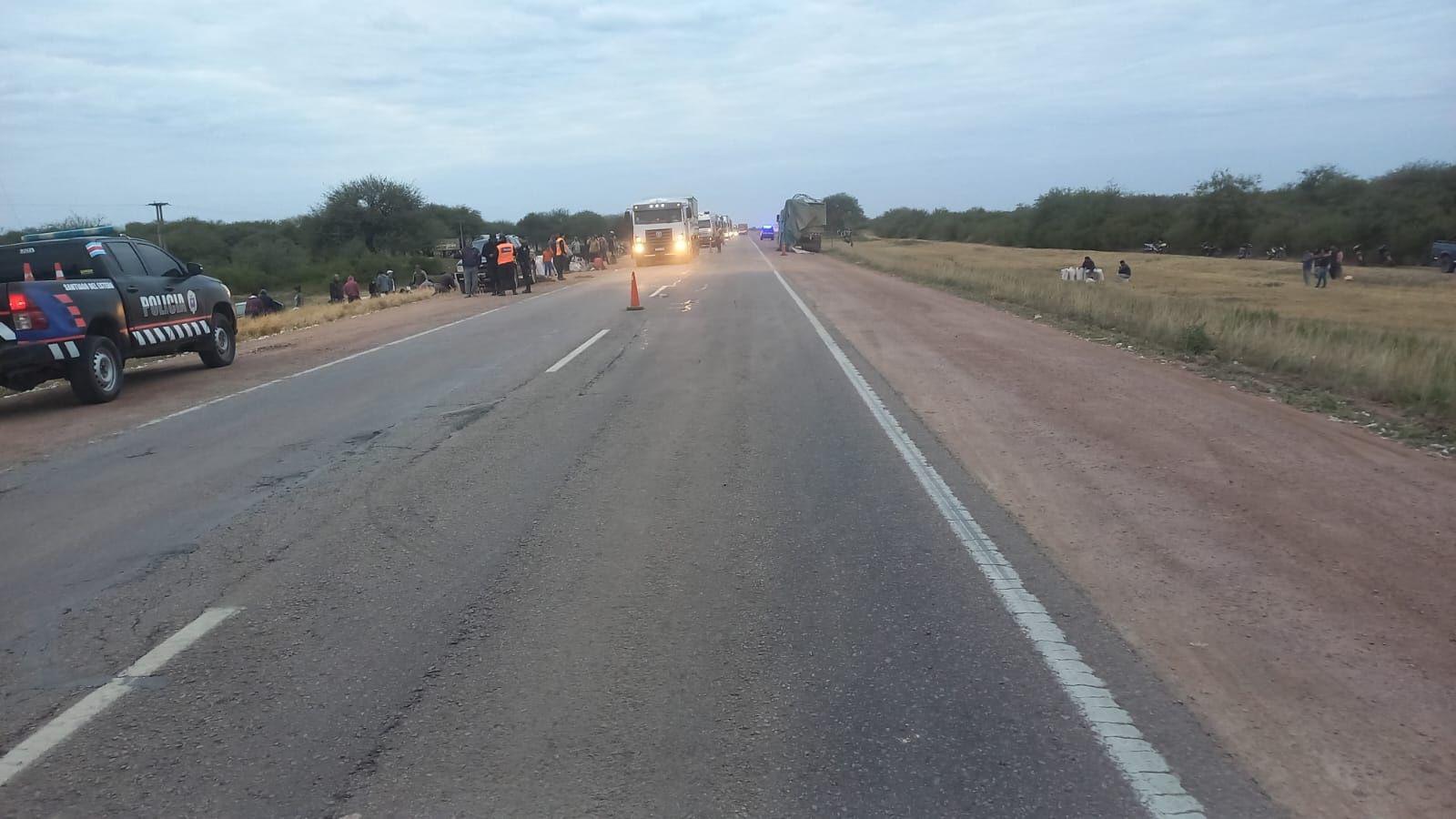 Vuelco de camioacuten cargado con grano en la Ruta N34 Colonia Dora