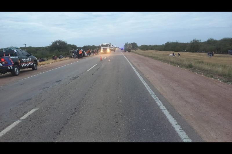 Vuelco de camioacuten cargado con grano en la Ruta N34 Colonia Dora