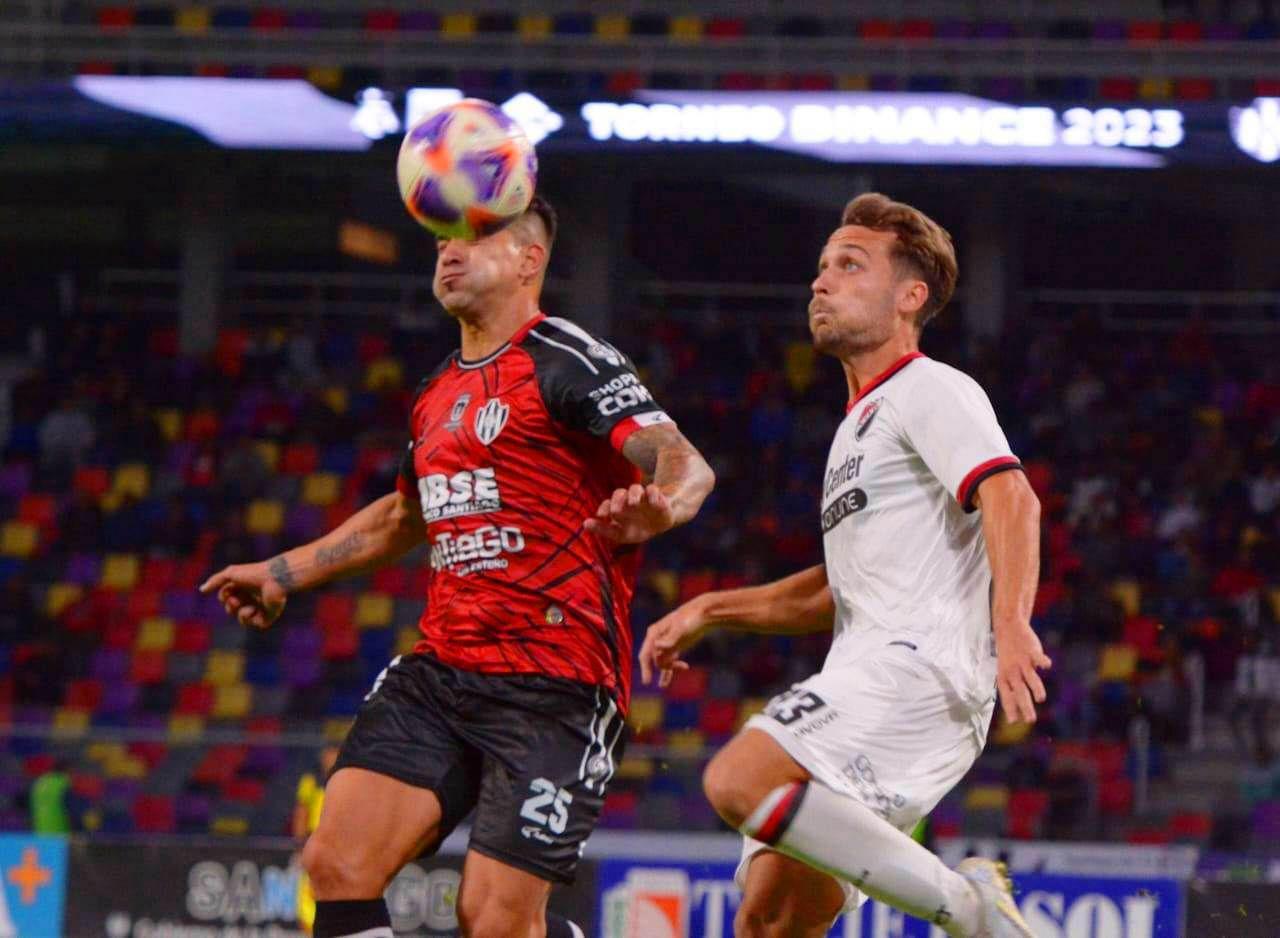 Con un golazo de media cancha Central Coacuterdoba derrotoacute a Newells 2 a 0