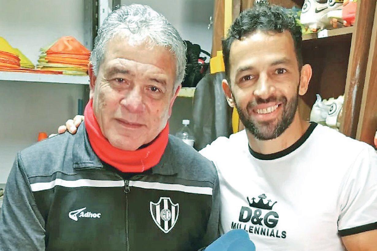 VIRAL El utilero Carlos Peralta y Lucas Gamba con los botines del goleador que fueron reparados a último momento

