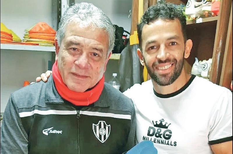 VIRAL El utilero Carlos Peralta y Lucas Gamba con los botines del goleador que fueron reparados a último momento

