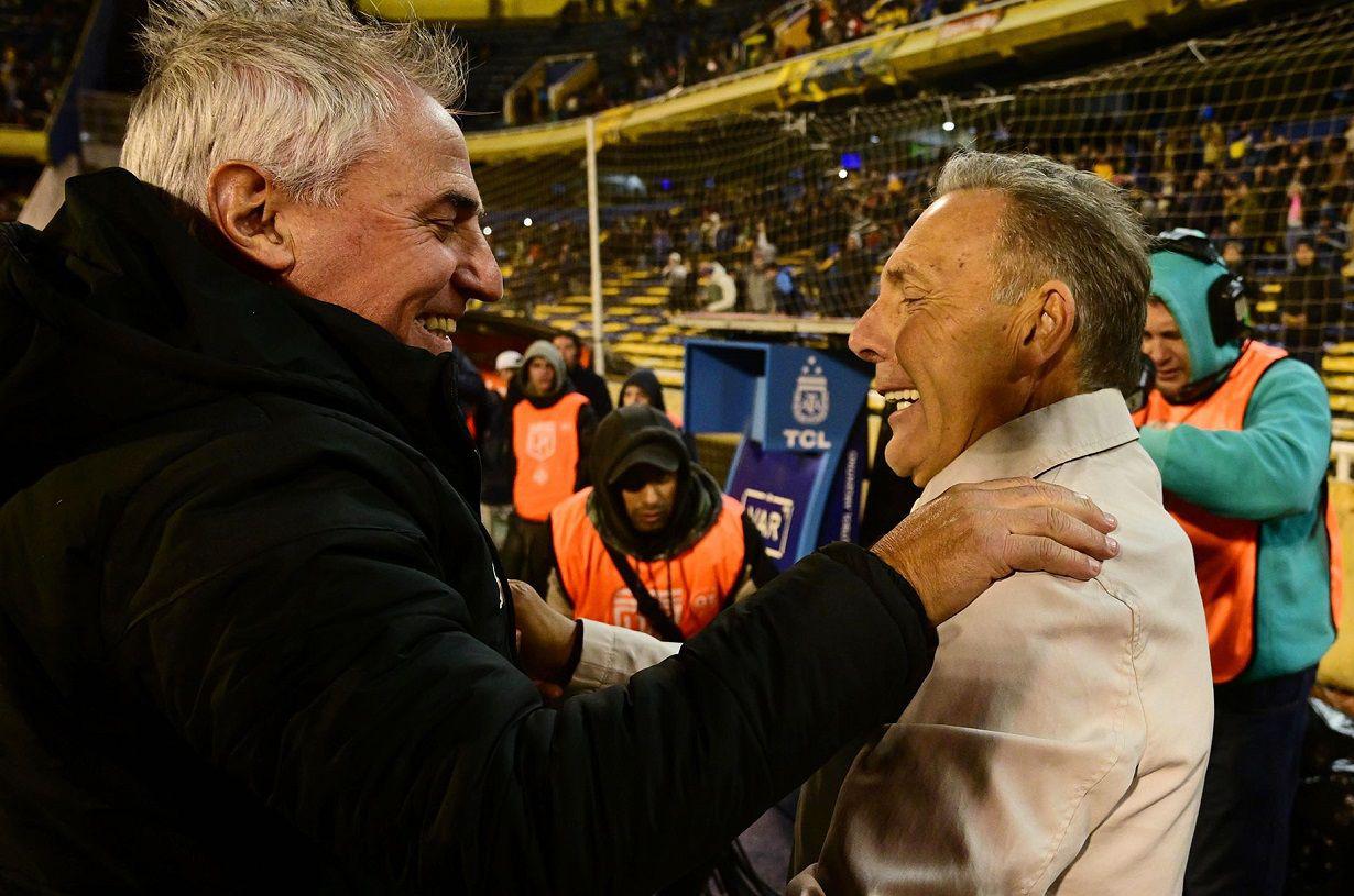 CORDIALIDAD Leonardo Madelón y Miguel Ángel Russo se dieron un c�lido abrazo antes del partido de ayer

