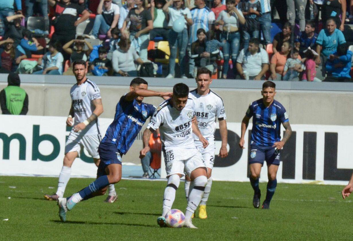 EN VIVO  Atleacutetico Tucumaacuten pegoacute primero y le gana 2-0 a Central Coacuterdoba