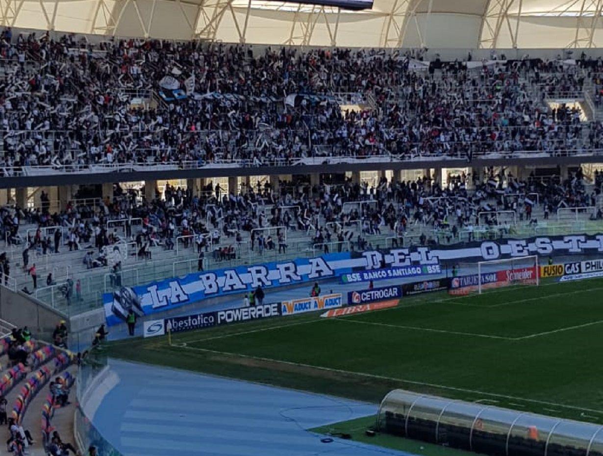 VIDEO  Miles de hinchas decanos coparon el Estadio Uacutenico y se registraron serios incidentes