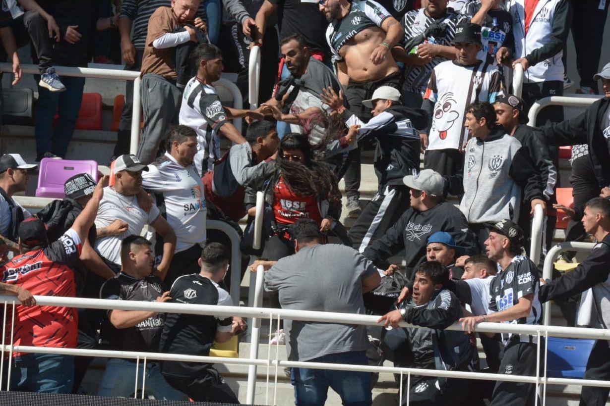 VIDEO  Miles de hinchas decanos coparon el Estadio Uacutenico y se registraron serios incidentes