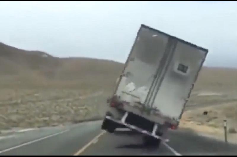 El IMPACTANTE VIDEO de un camioacuten volcando en plena ruta por las fuertes raacutefagas de viento