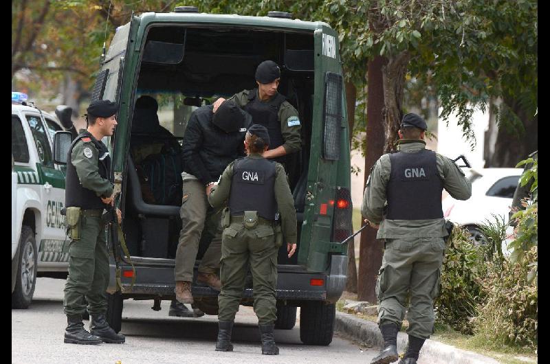 Saltentildeos llevaban 30 kg de cocaiacutena camuflada en el torpedo del automoacutevil