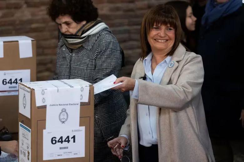 Patricia Bullrich tuvo un voto demorado este domingo