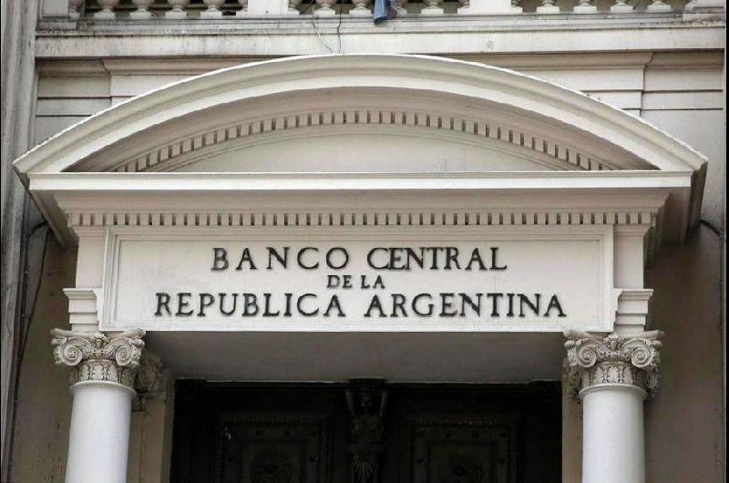 El Gobierno devaluoacute el peso 22-en-porciento- subioacute la tasa de intereacutes 21 puntos y el doacutelar blue abrioacute a 670